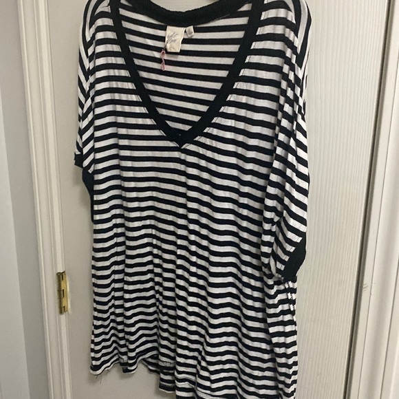 Purchased from Buckle . Striped top. - Picture 1 of 2
